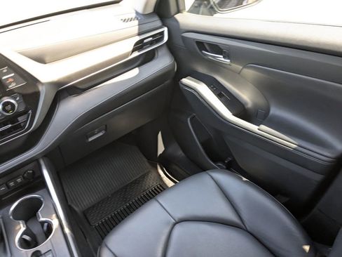 Used 2021 Toyota Highlander XLE FWD image 17