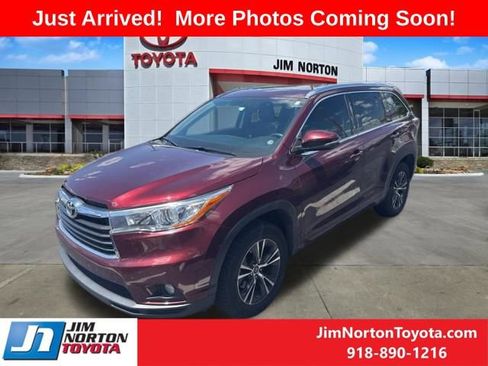 Used 2016 Toyota Highlander XLE FWD image 2