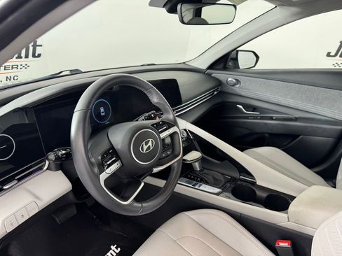 Used 2025 Hyundai Elantra Limited FWD image 16