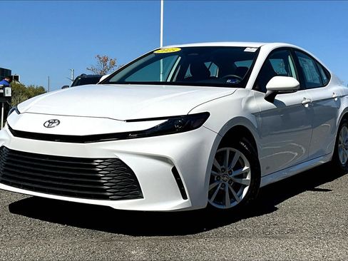 Used 2025 Toyota Camry LE image 1