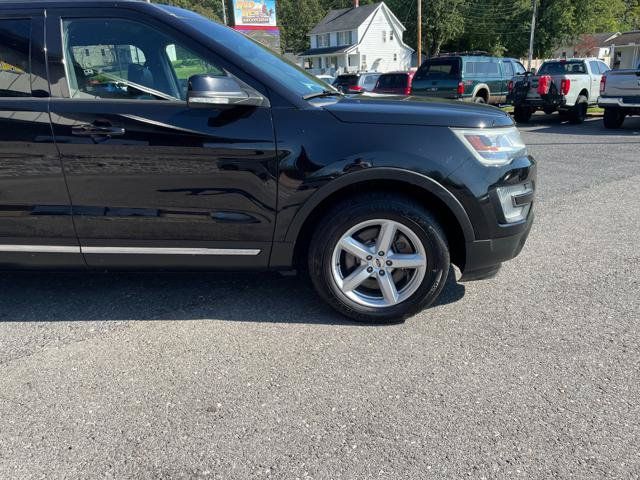Used 2017 Ford Explorer XLT w/ Equipment Group 202A AWD/4WD image 10