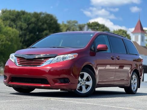 Used 2016 Toyota Sienna LE w/ Outdoor Package FWD image 1