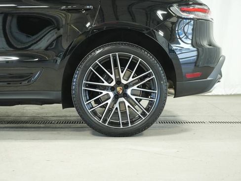 Certified 2025 Porsche Macan AWD/4WD image 42