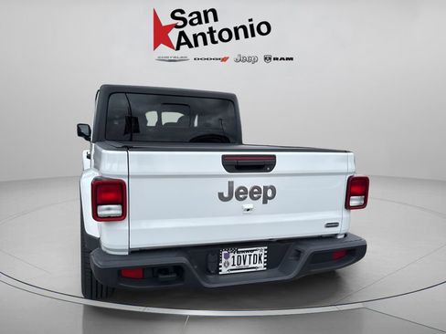 Used 2022 Jeep Gladiator Overland AWD/4WD image 6