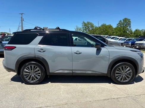 Used 2025 Nissan Pathfinder SL w/ SL Premium Package AWD/4WD image 12
