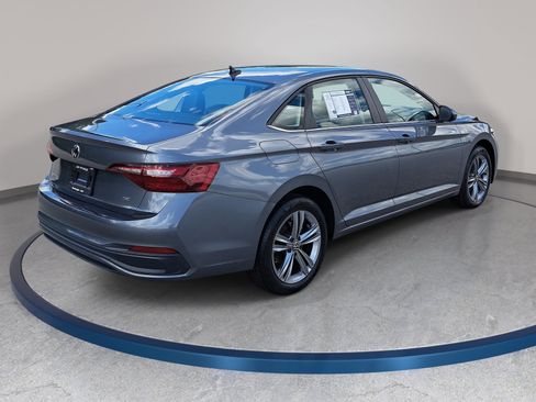 Used 2024 Volkswagen Jetta SE FWD image 5
