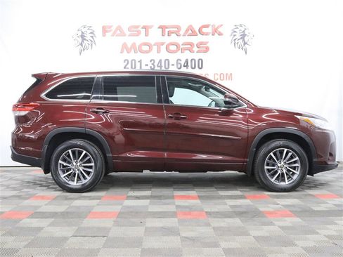 Used 2018 Toyota Highlander XLE AWD/4WD image 4