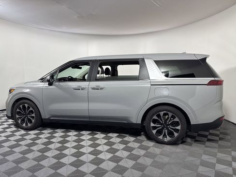 Used 2022 Kia Carnival EX image 12