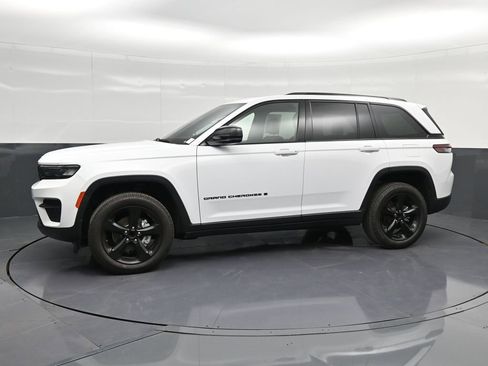 Used 2022 Jeep Grand Cherokee Altitude image 7