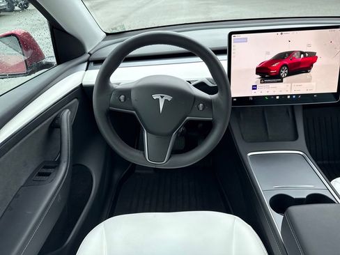 Used 2024 Tesla Model Y Long Range image 18