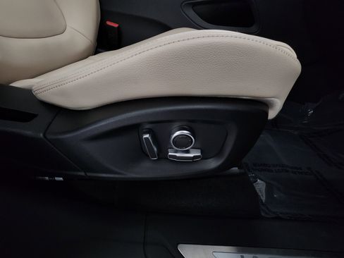 Used 2020 Jaguar F-PACE Premium image 27