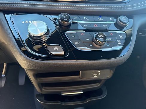 New 2026 Chrysler Pacifica Select image 17