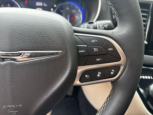 Used 2024 Chrysler Pacifica Touring-L FWD image 14