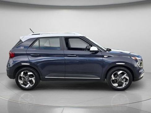 Used 2023 Hyundai Venue Limited w/ Cargo Package FWD image 5