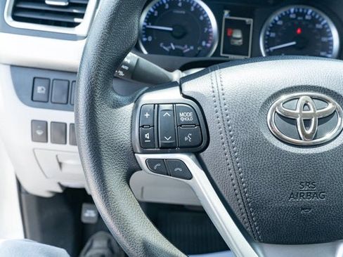 Used 2019 Toyota Highlander LE FWD image 22