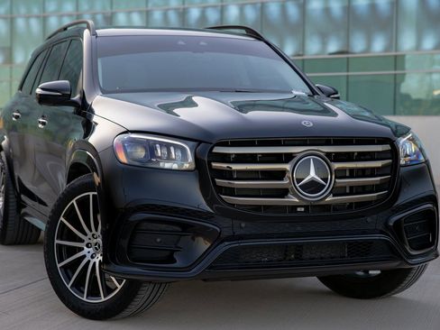 Used 2024 Mercedes-Benz GLS 450 4MATIC image 3