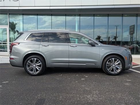 Used 2023 Cadillac XT6 Premium Luxury image 3