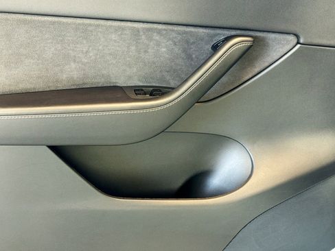 Used 2021 Tesla Model Y Long Range image 16