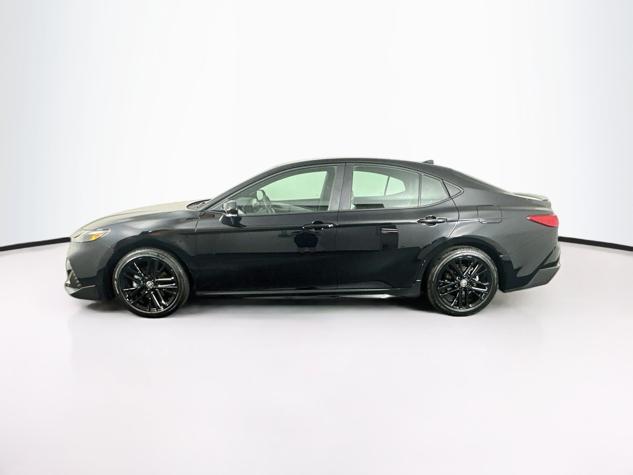Used 2026 Toyota Camry SE w/ Convenience Package FWD image 4