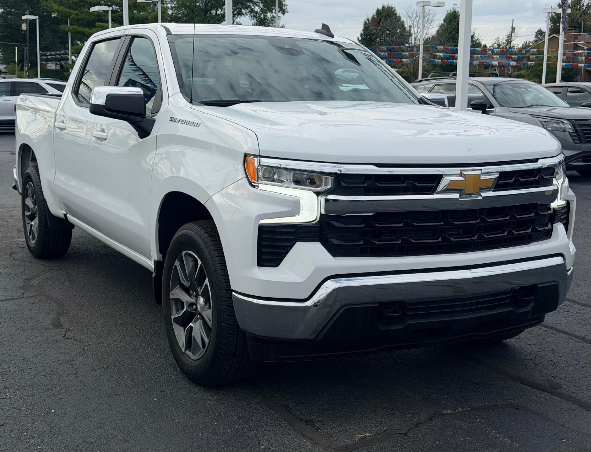 Used 2023 Chevrolet Silverado 1500 LT AWD/4WD image 3