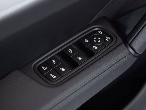 Certified 2025 Porsche Cayenne Coupe image 19