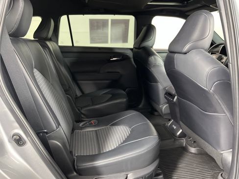 Used 2023 Toyota Highlander XSE FWD image 9
