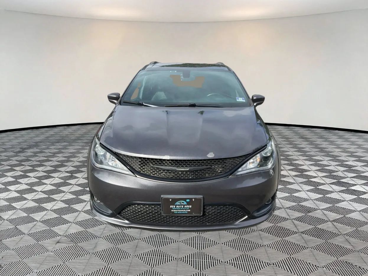 Used 2019 Chrysler Pacifica Touring-L w/ S Appearance Package FWD image 2