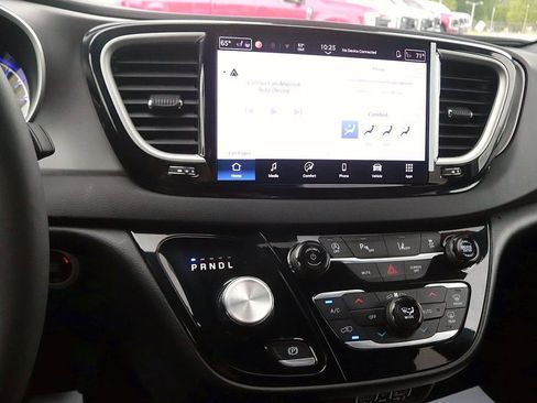 Used 2025 Chrysler Pacifica Select FWD image 20