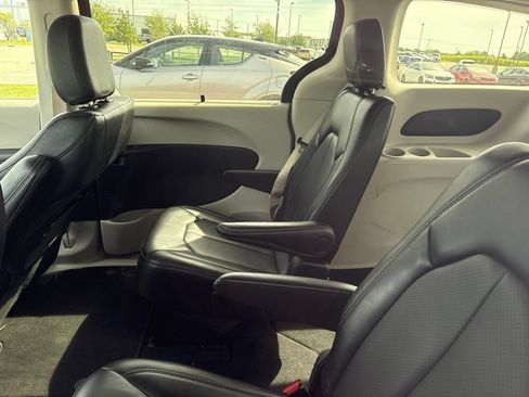 Used 2024 Chrysler Pacifica Touring-L FWD image 17
