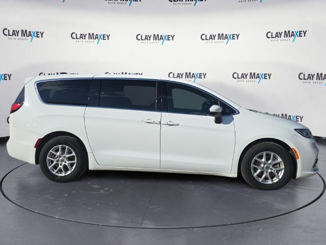 Used 2023 Chrysler Pacifica Touring FWD image 6