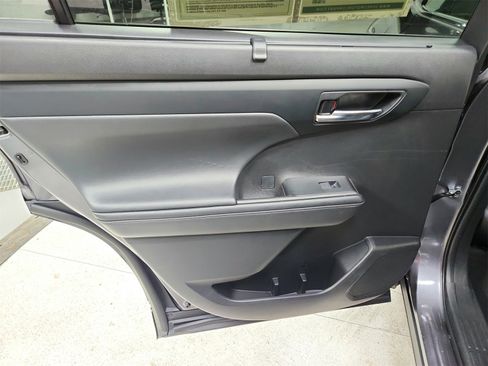 Used 2022 Toyota Highlander XLE image 33