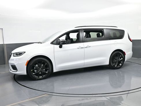 New 2026 Chrysler Pacifica Select image 2