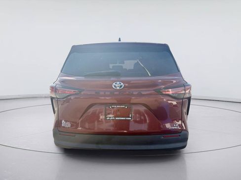 Used 2021 Toyota Sienna LE FWD image 4