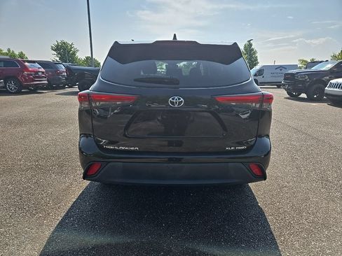 Used 2022 Toyota Highlander XLE AWD/4WD image 6