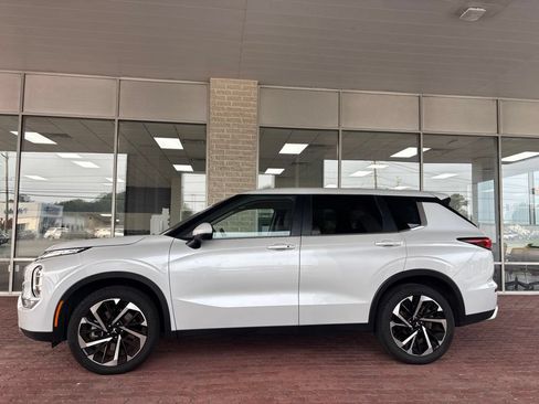 Used 2024 Mitsubishi Outlander SE FWD image 11