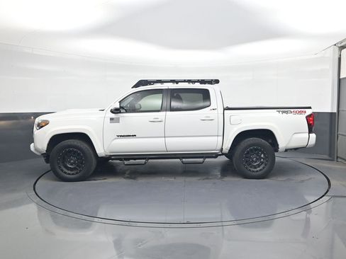 Used 2018 Toyota Tacoma TRD Sport image 4