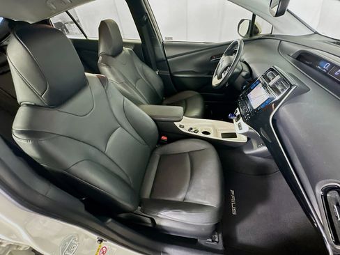 Used 2016 Toyota Prius Four image 30
