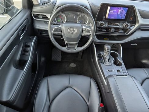 Used 2024 Toyota Highlander XLE AWD/4WD image 9