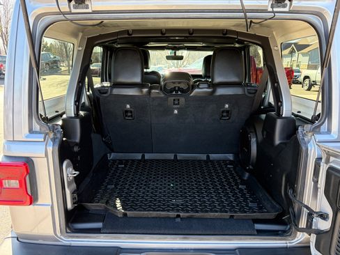 Used 2018 Jeep Wrangler Unlimited Sahara image 6