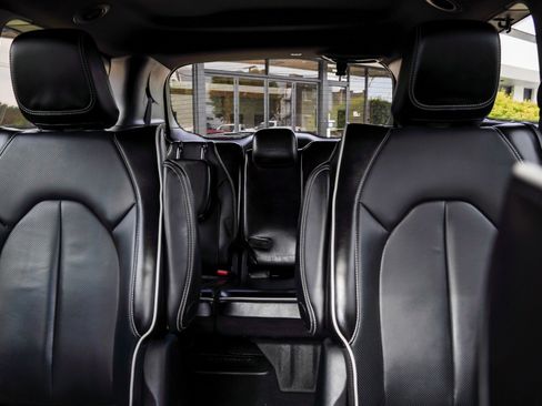 Used 2023 Chrysler Pacifica Limited w/ Uconnect Theater Family Group FWD image 24