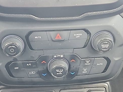 Used 2020 Jeep Renegade Latitude w/ Popular Equipment Group image 4