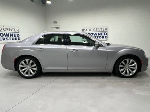 Used 2017 Chrysler 300 C image 9