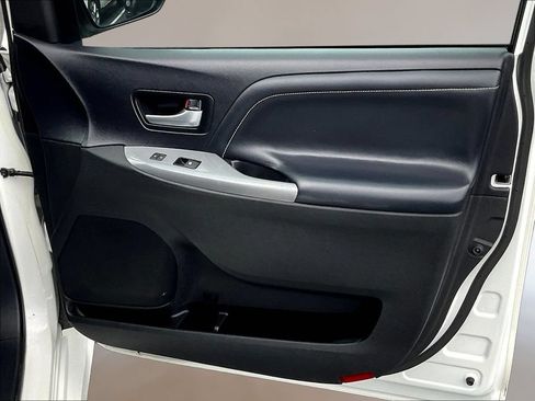 Used 2016 Toyota Sienna SE FWD image 28