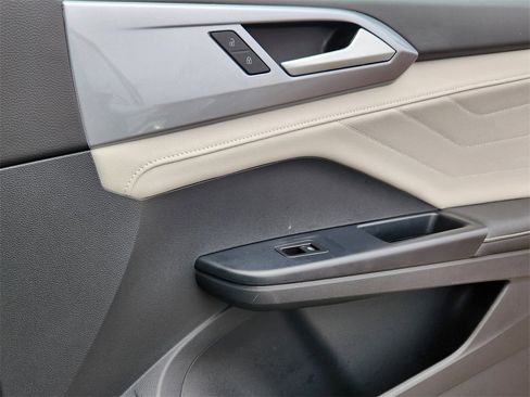 Used 2025 Volkswagen Taos SEL image 21