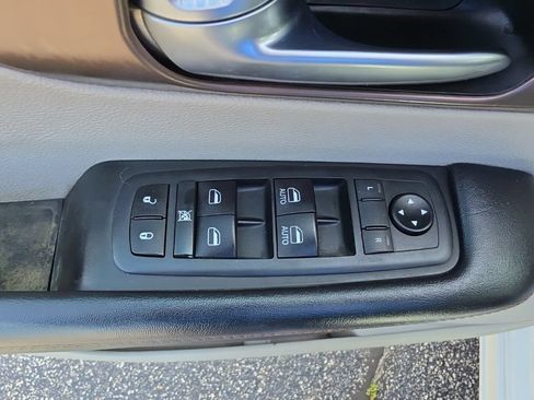 Used 2019 Chrysler Pacifica Touring-L FWD image 23