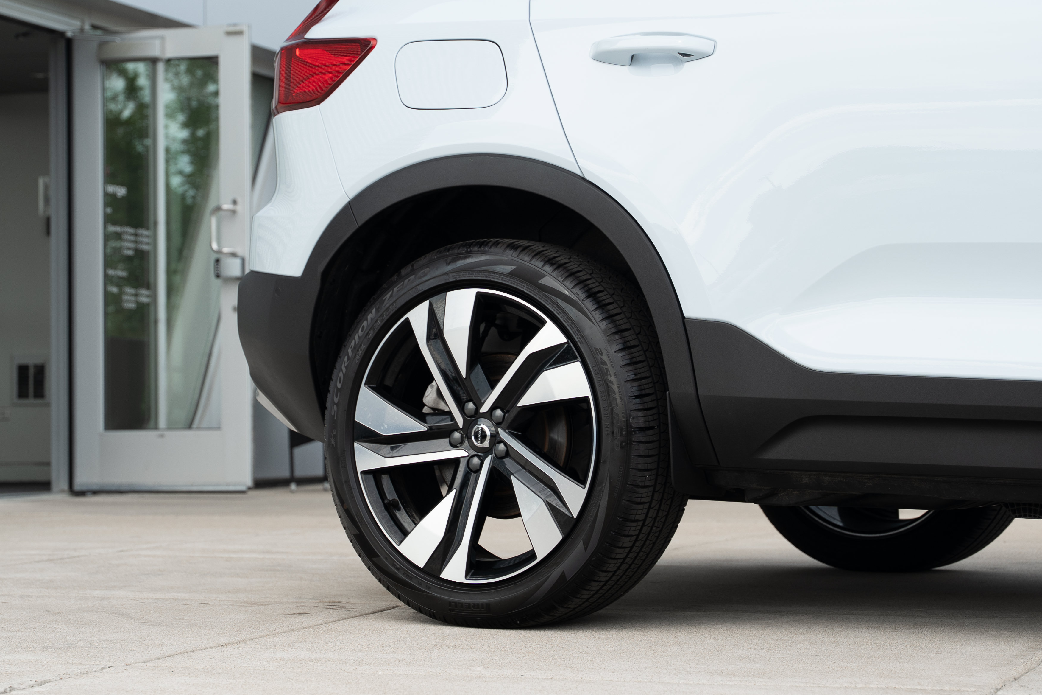 Used 2024 Volvo XC40 B5 Plus w/ Protection Package Premier AWD/4WD image 28