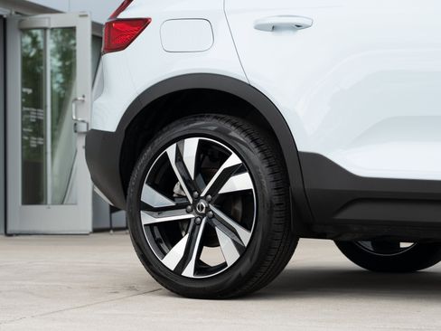 Used 2024 Volvo XC40 B5 Plus w/ Protection Package Premier AWD/4WD image 28