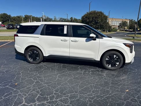 New 2025 Kia Carnival LXS image 2