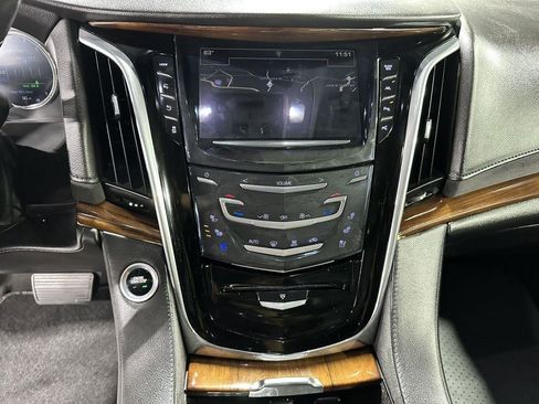 Used 2017 Cadillac Escalade Luxury AWD/4WD image 16