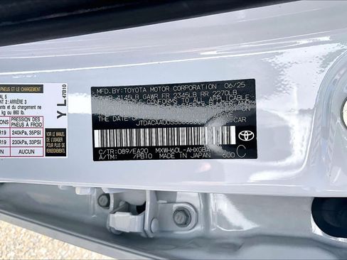 Certified 2025 Toyota Prius XLE FWD image 36